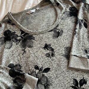 Grey 3/4 sleeve top with black flower design